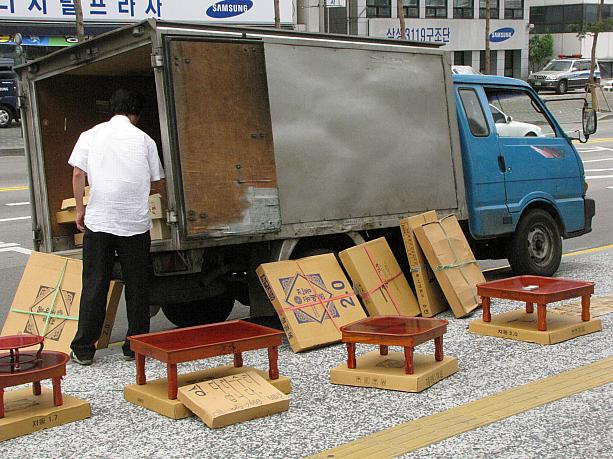 韓国の伝統お膳もトラックで売るみたいで、お店のおじさんがせっせと用意をしてました。日本では荷物の運搬以外は焼き芋屋さんぐらいしかトラックを「お店」として使っていないような気がするんですが、韓国は多様に使ってるんですね～^^
