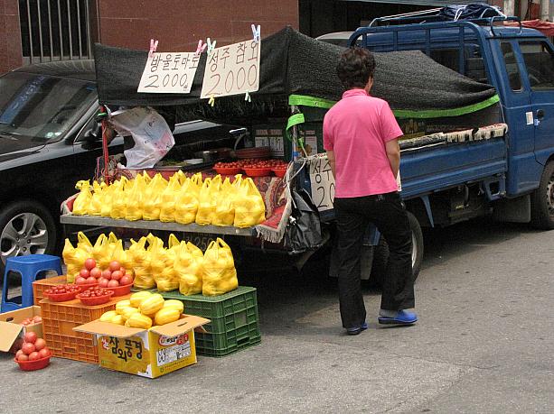 でもでも！韓国では、商品を運んできて、駐車したら、「お店」に大変身～！するトラックがいっぱい！例えば、この果物屋さんなんてかなりよく見かけるし・・・。