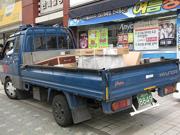 普通、こういう小さめのトラックってこんな感じに荷物を運んだり・・・。
