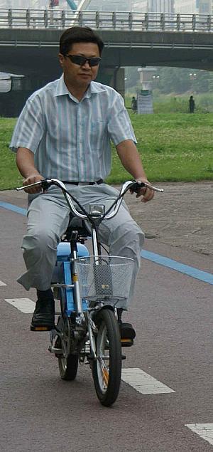 電動自転車でブルブル走るアスリート
