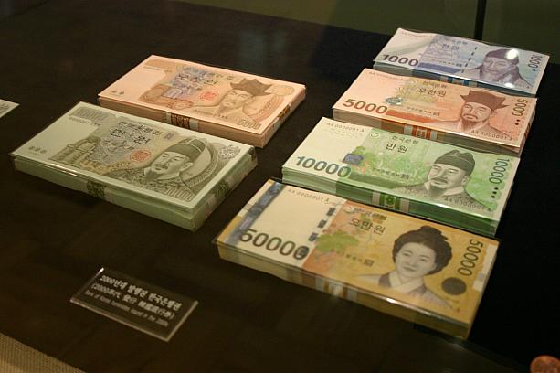 今回、その紙幣の番号が１～100番まではすぐお隣の韓国銀行・貨幣金融博物館に展示され、101～20000番まではインターネットで競売、そして20001～1000000番までを各金融機関にて無作為で発行、とのこと。↑これは博物館のもの。