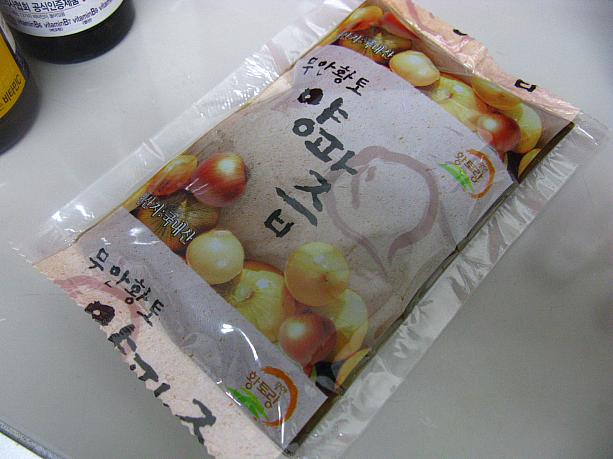 そして、こんなのも！コレは「ヤンパジュッ」、なんとタマネギの100％搾り汁！！韓国にはこのように、体に良い果物や野菜を濃縮ジュッ(絞り汁)にした飲み物があるんです。普通、こんな袋に入っているんですよ～。
