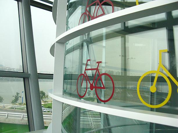 ところでこちらの展望カフェ、エコを意識して自転車をテーマとしているそう。自転車のロゴがあちこちに、そして雑誌コーナーには自転車関係のものも。