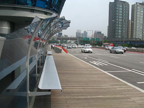 この展望カフェへは自転車や車じゃなくっても公共交通機関を利用して来ることができる、というのもセールスポイントの一つ。このように橋の上側の入口前にはバス停が新しく設置されました。江南(カンナム)駅方面から江北(漢江の北側)に向かう合計12の路線がここに停車します。