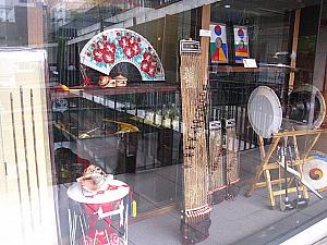 伝統楽器のお店もあるんですね。その他にも本格的な伝統工芸品を置いているみたい。