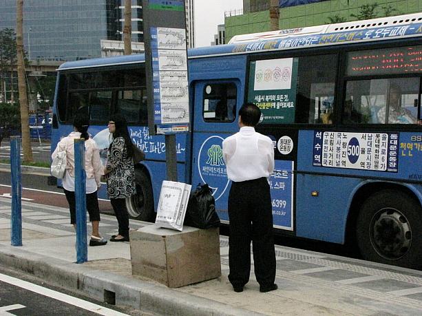 このおじさまは、じーっと自分が乗りたいバスが来るまで待ってました。韓国ではこんな感じに自分が乗りたいバスと違う路線のものが一緒の停留所なので、よぉくバスの番号を見なきゃいけません^^;