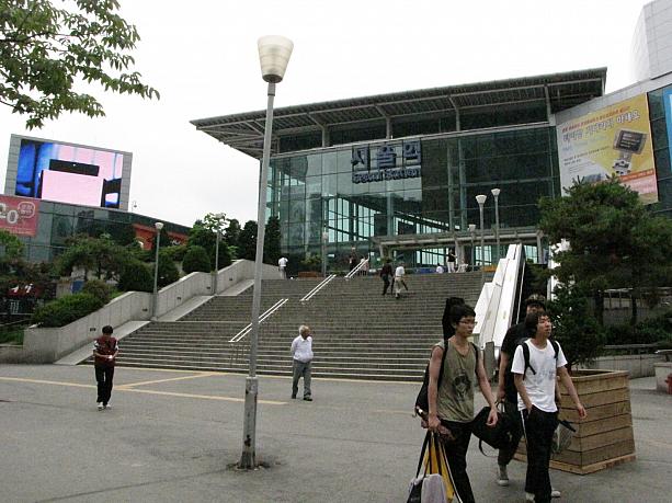 ソウル駅といえば、地下鉄や鉄道駅が一緒にあるソウルの中でも１番大きい駅ですよね^^このソウル駅の前には・・・