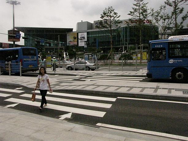 「ソウル駅乗り換えバスセンター」が開通して３日経った今日、行ってみたんですが、工事中だった時は横断歩道がなかったのに、横断歩道が随所にあって、乗り場内を自由にそして楽～に行き来できるようになっててすごく便利でした！