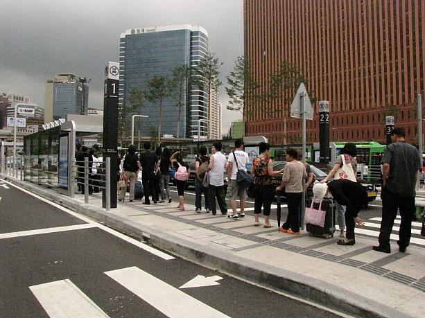 ７月７日のほっとソウルで「ソウル駅」前のバス停＆タクシー乗り場工事中・・・とお伝えしましたが、７月２５日に「ソウル駅バス乗り換えセンター」という名前になって開通されました！