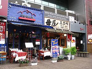 「母屋」はかなり日本っぽい味かも。その奥の「ルオ」は日本の中華料理が味わえるというお店。