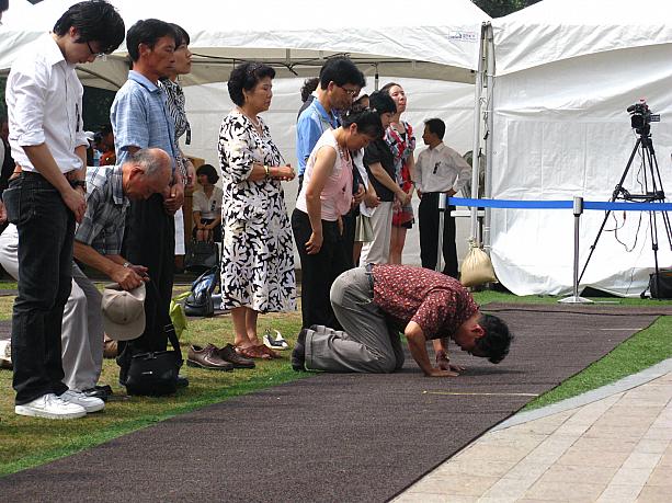 ただ黙祷だけをする人、頭を床につける韓国式の葬儀の時のお辞儀をする人、それぞれの方法で。