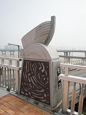 橋の入口の欄干には船の形が。