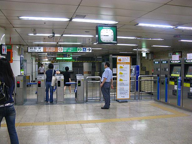 こちらは地下鉄駅！ソウルの地下鉄というと、乗車券が今年の5月に紙の切符から「１回用交通カード」に変わりましたよね。「１回用交通カード」、みなさんはもう使ってみられましたか！？