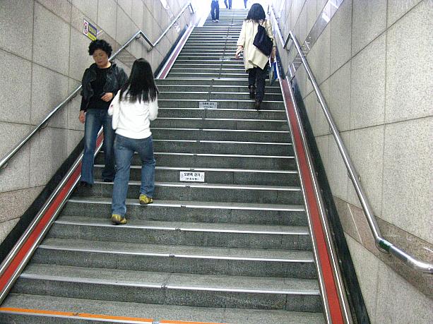またソウル市内21箇所の地下鉄駅では、自転車持ち込みの際の移動をよりスムーズにするために、階段にはこうやってスロープも設置されています。韓国には趣味で自転車に乗る人は結構いるみたいだけれど、移動の足として自転車を利用する人口はごく少数。こんな設備が整ったら少しずつ増えていくのかな～。