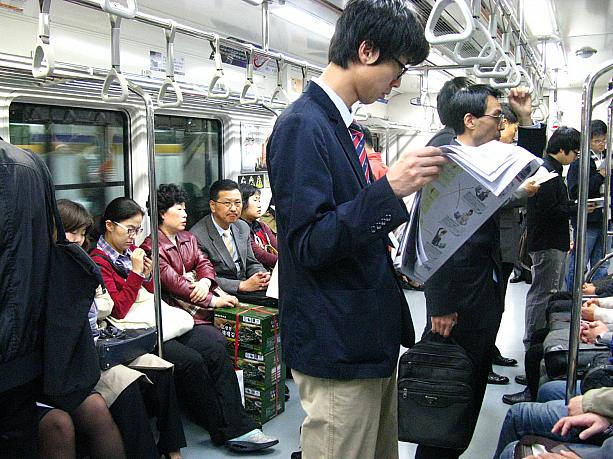 日本と同じようでも、国が違うとやっぱりどこか違う地下鉄の中。ソウルの地下鉄では最近、乗車中のマナーについて呼びかける張り紙を特によく見かけるようになったような気がします。例えば・・・