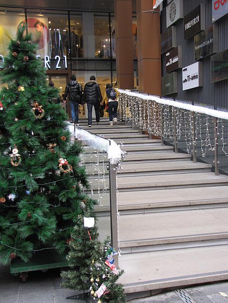 ファッションビル「M　PLAZA」の入り口横の階段にはピカピカ光るクリスマスデコレーションをしていたり、大きなツリーもありますね^^