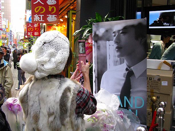 お店の周り、そして中には、「TEA`US」と同じようにクォン・サンウ氏の写真がいっぱい！＾＾