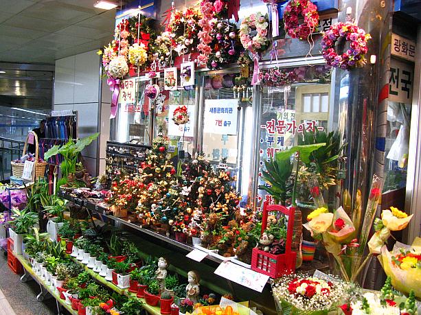 地下鉄駅の中にある花屋さんはピカピカ！クリスマスグッズで、こんなにハデハデ～！！