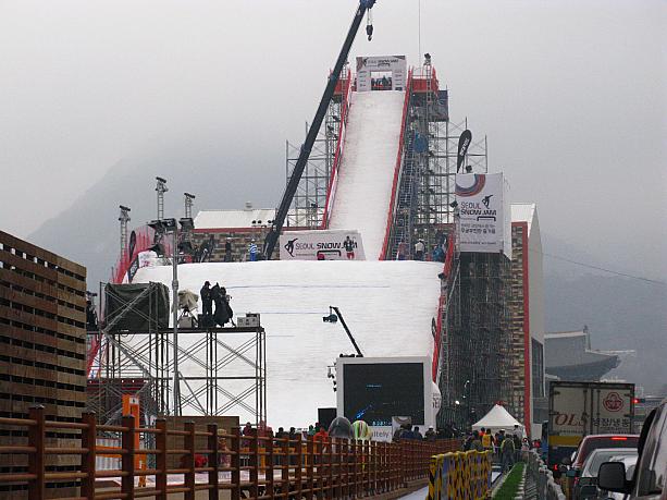 そして、光化門広場といえばあさって13日の日曜日に開かれるスノーボードの世界大会「スノーボードビッグエアワールドカップ」のエキシビションが同じく今日の午後6時からココで開催されます！会場の中心となる巨大なジャンプ台、今週初めにお伝えした時にはまだちょっとしか雪が敷かれていなかったけれど、こちらはもう準備万端ってカンジ！？＾＾