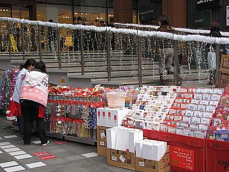 ＜M PLAZA＞<br>正面入口付近ではクリスマスカードやデコレーデョングッズの専用売り場が登場。