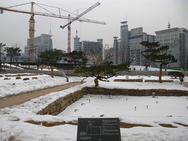 その他にも、この旧東大門運動場内の敷地で発掘されたものなどが、こちらの公園の一部で広場のようになった場所に公開されています。