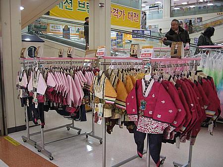 子供用韓国服が低価格で販売されるのもこの時期！お土産に１枚どうですか？