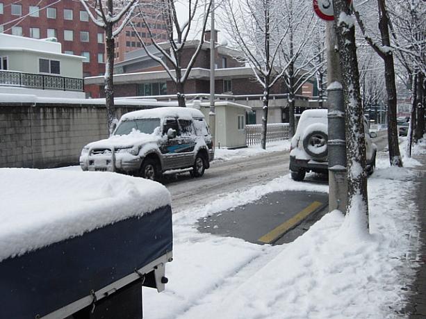 1分でも惜しい朝。雪を積んでの車出勤。