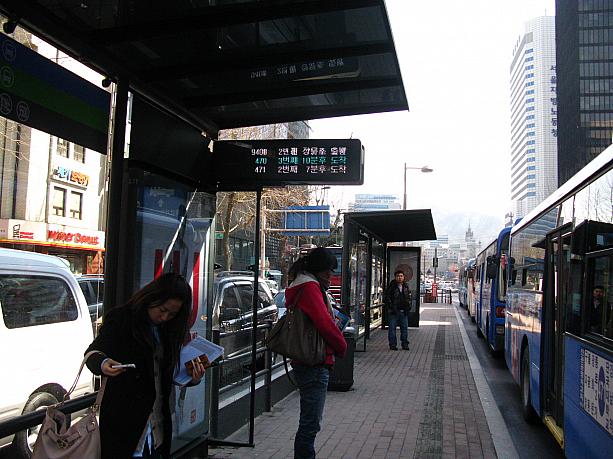 ソウルのバス停の中には、こうやってバスの到着情報を知らせる電光掲示板のあるところもありますが・・・