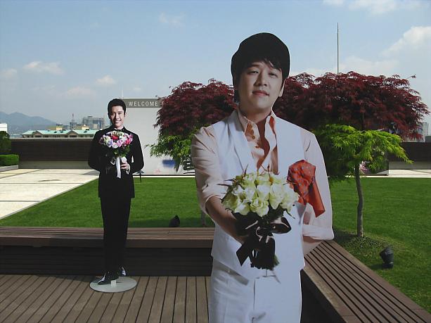 こんな看板もあるのですが、リュ・シウォン氏の向こうにもう一人、超有名な韓流スターのお姿が！？