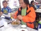 通度寺門前で記念撮影の後、食堂でチジミと山菜ビビンバを注文、李さんの手つきを見てビビンバを混ぜる寺ちゃん