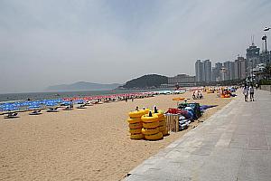 釜山のビーチで海水浴