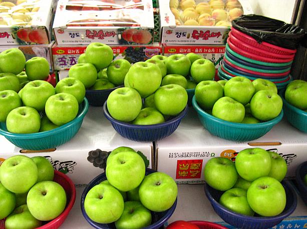 最近、青リンゴが並び始めました！韓国では、毎年一番暑い時期に出始める青リンゴ。