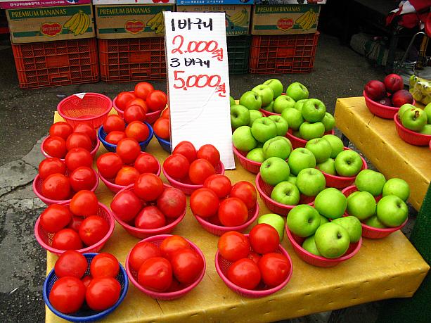こっちのお店では、小さめのものならこれだけ入って一カゴ2,000ウォン。<br>真っ赤なトマトと一緒に売られています～。おいしそう～～！