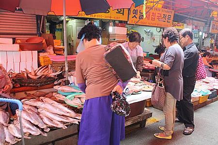 祭祀料理に欠かせないタコやお魚などの海産物のお店が人気！