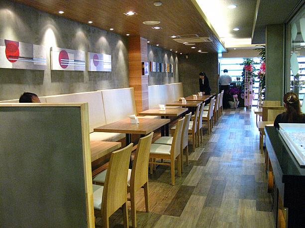 そしてカフェのような、きれいな食堂。お茶もできるし、豚の焼肉や参鶏湯、ビビンバといった韓国料理もいただけるそう。