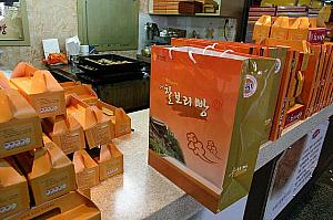 駅で慶州名物、慶州パンとチャルボリ（麦）パンをお土産に。