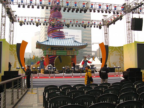 開幕式は今日の午後6時から、ここ清渓広場で。ステージが準備されています！