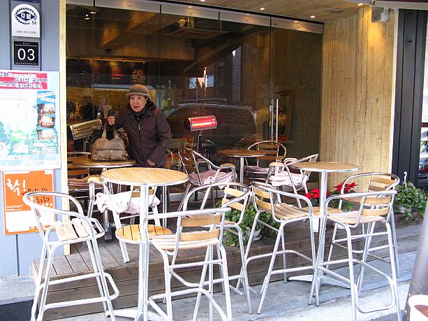 カフェを出て歩いていると、店先にオープンテラス風のテーブルが並んでいる小さなカフェが。<br>さすがに今日のような日に、この席に座る人はいないだろうな～っと思っていると・・・<br>おばさまが座ろうとしていらっしゃる！？いやー、やっぱりソウルの人は寒さに強い！？