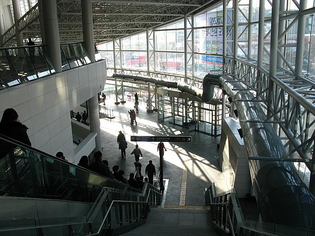 先月8日にお伝えした試乗会の時はまだ工事中だった空港鉄道ソウル駅「都心空港ターミナル」も、<br>キレイにできあがっています！