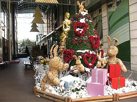 「ロッテ百貨店」横のディスプレイ。ツリーと一緒に飾られたウサギはやっぱり2011年の干支を意識して？