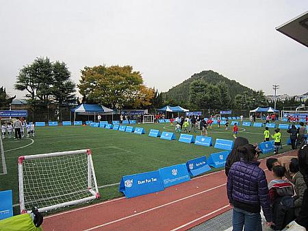 会場は釜山の小学校のグラウンド。サッカーコートを１／４に区切って４試合ずつしました。