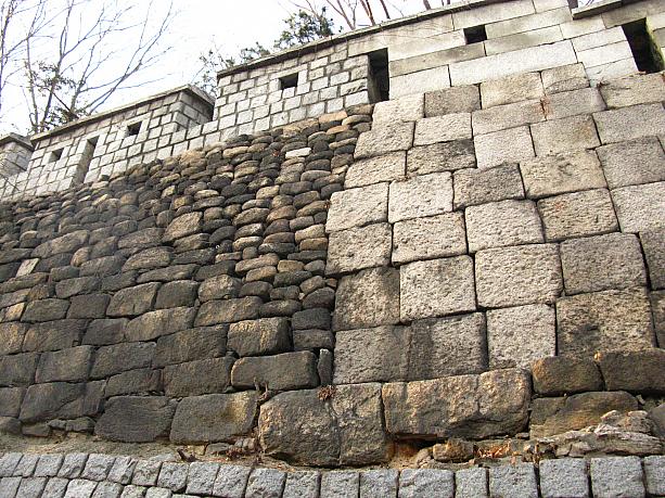 そうそう、写真の城郭の左右で積んである石の大きさや様子が違うの、分かります？！<br>これは作られた年代が違うからなんですって。こうやって間近に観察できるのも、この散策路の魅力。