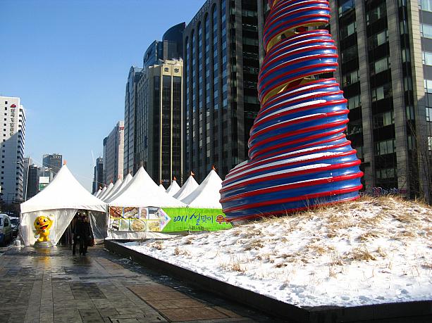 でも空は晴れて良いお天気！そんな中、こちら清渓広場では一面に白いテントが張られています！