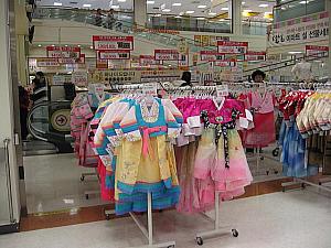 旧正月は民俗イベントということで、子供たちから大人たちまで韓服を着たりもするので、販売されていますよ。