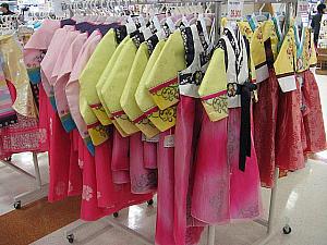 旧正月は民俗イベントということで、子供たちから大人たちまで韓服を着たりもするので、販売されていますよ。