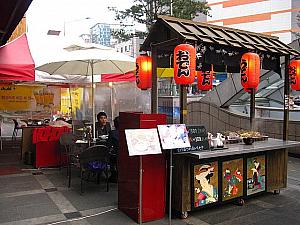 大通りに面したほうの入口前には日本風の店構えをした屋台が！？