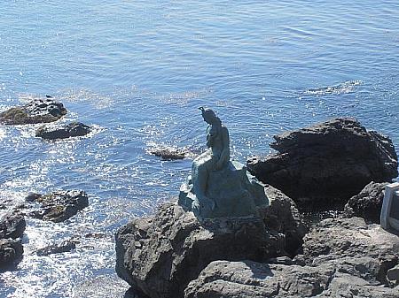 そこから少し進むと海の岩場に人魚の像がありました！とっても神秘的ですね。＾＾