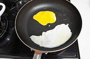 ④ 卵は黄身と白身を分けて、フライパンで薄焼きにする。