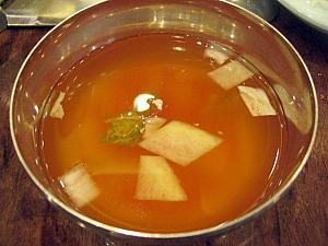 冷たいワカメの酢の物スープか水キムチ