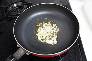 ④ フライパンにごま油を入れ熱し、しょうがとにんにくを加え炒める。